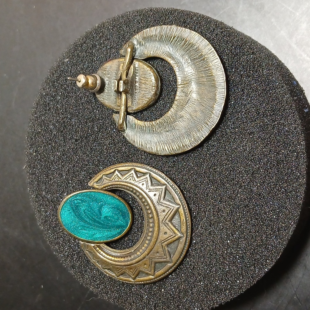 Vintage Hoop Dangle Earrings Brass Tone Filigree With Emerald Color - Picture 2 of 5